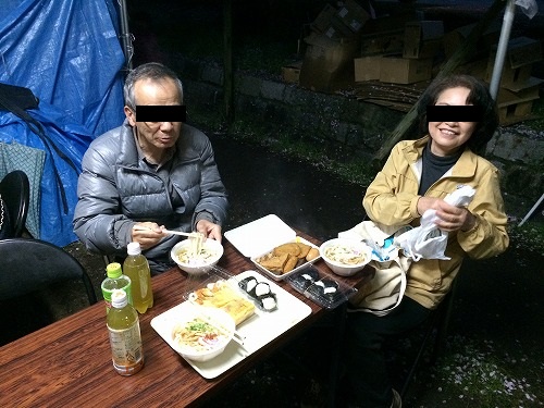 ご飯を食べる父と母
