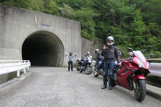 トンネル前で記念撮影
