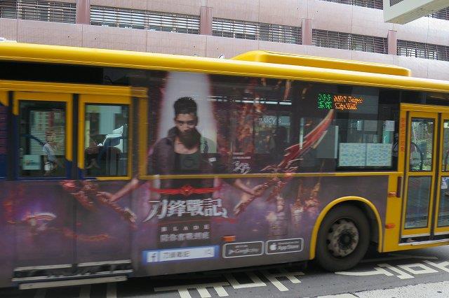 バスのラッピング広告