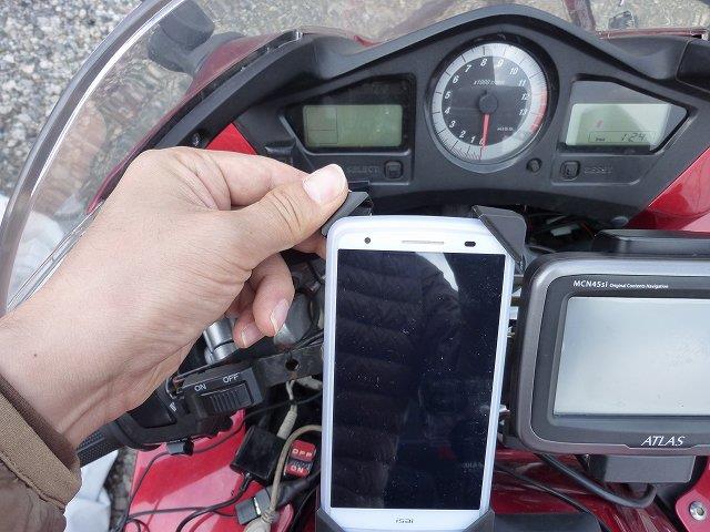 スマホをバイクのハンドルに取り付け